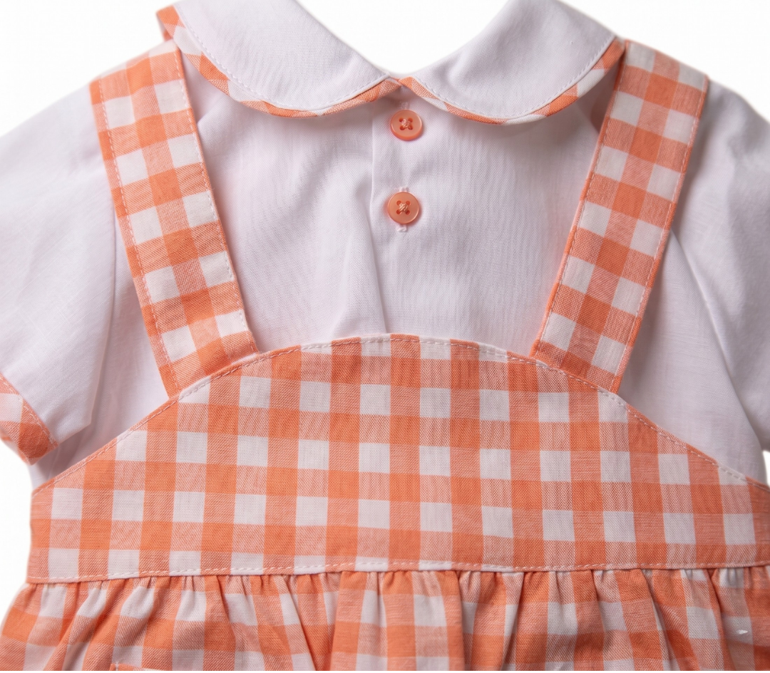 Overol cuadros naranja y blusa