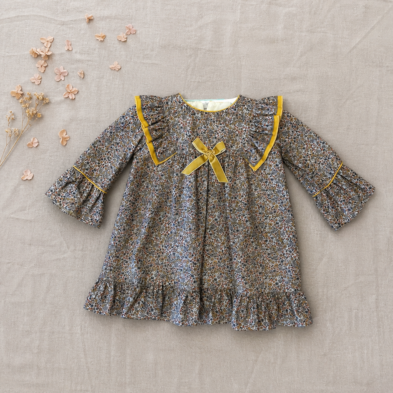 Vestido estampado con detalles amarillos