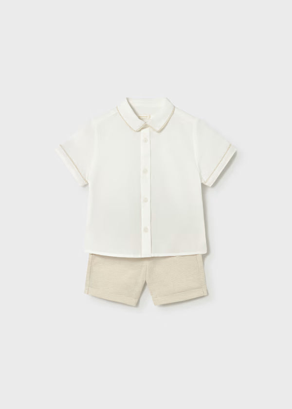 Conjunto camisa blanca y bermudas crema