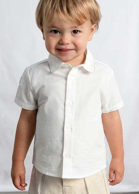 Conjunto camisa blanca y bermudas crema