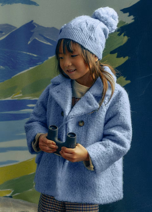 Abrigo azul con bolso