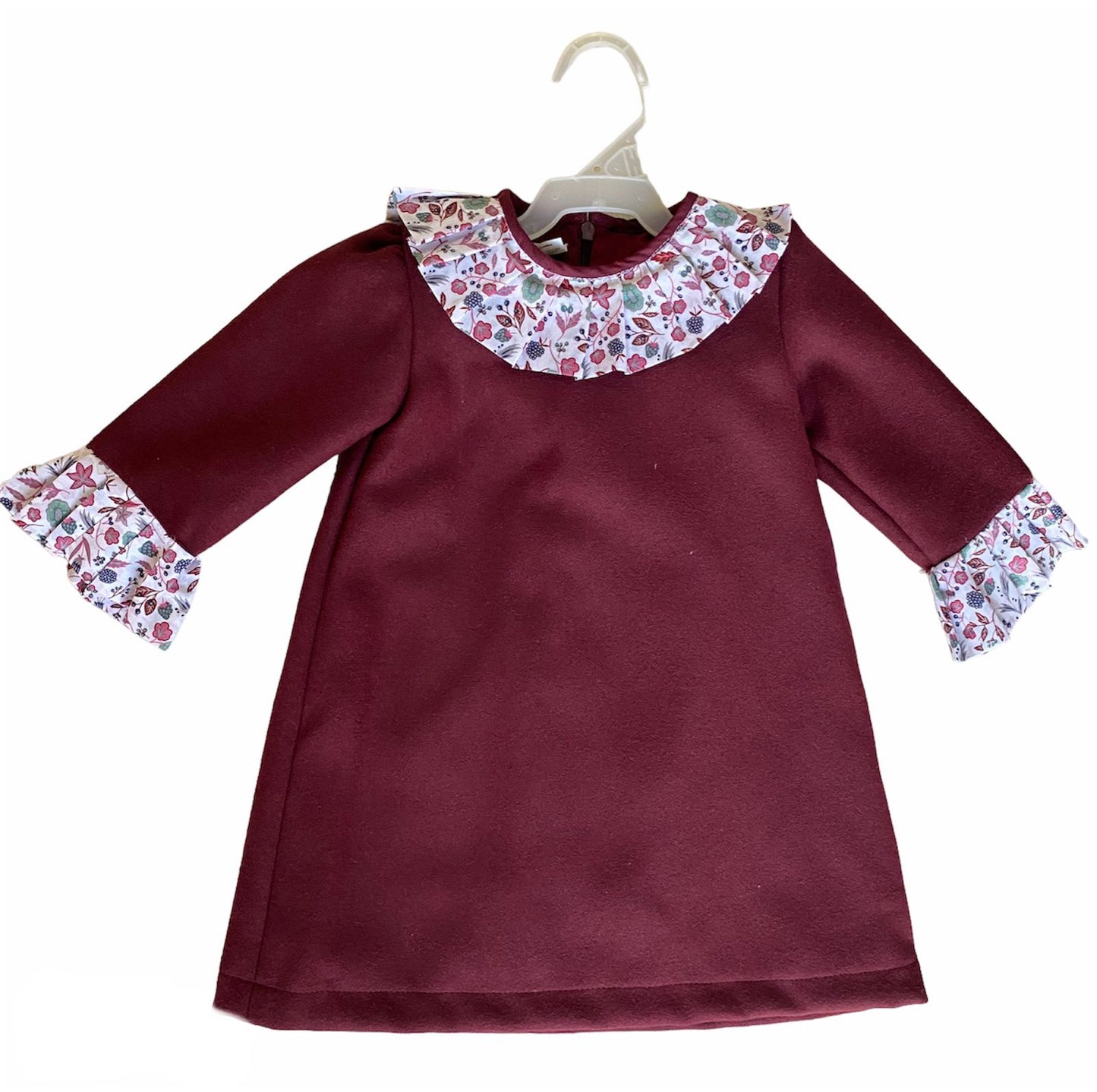 Vestido guinda con cuello a flores