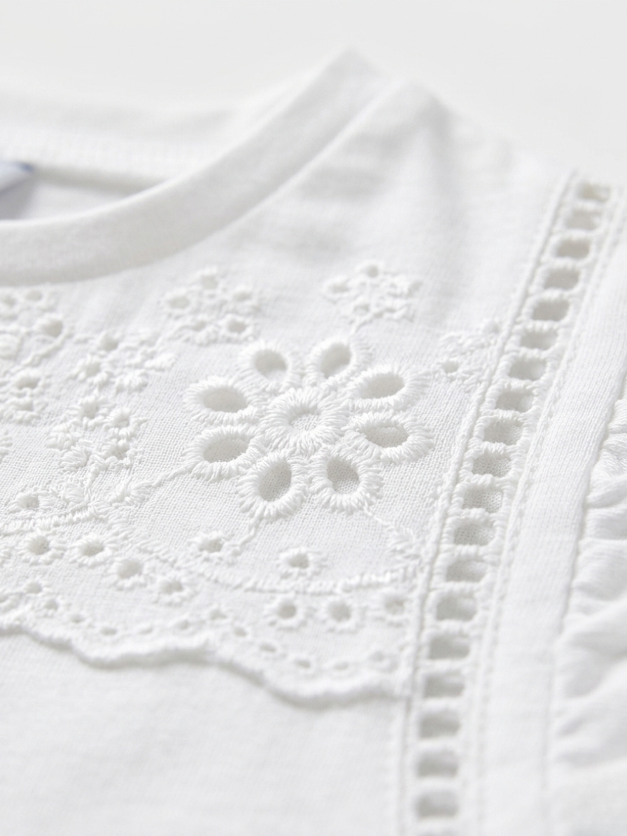 Blusa blanca con bordado