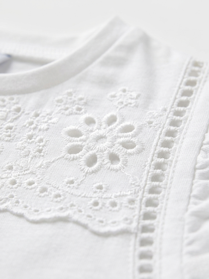 Blusa blanca con bordado