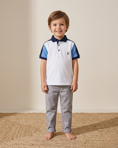 Polo blanco y azul