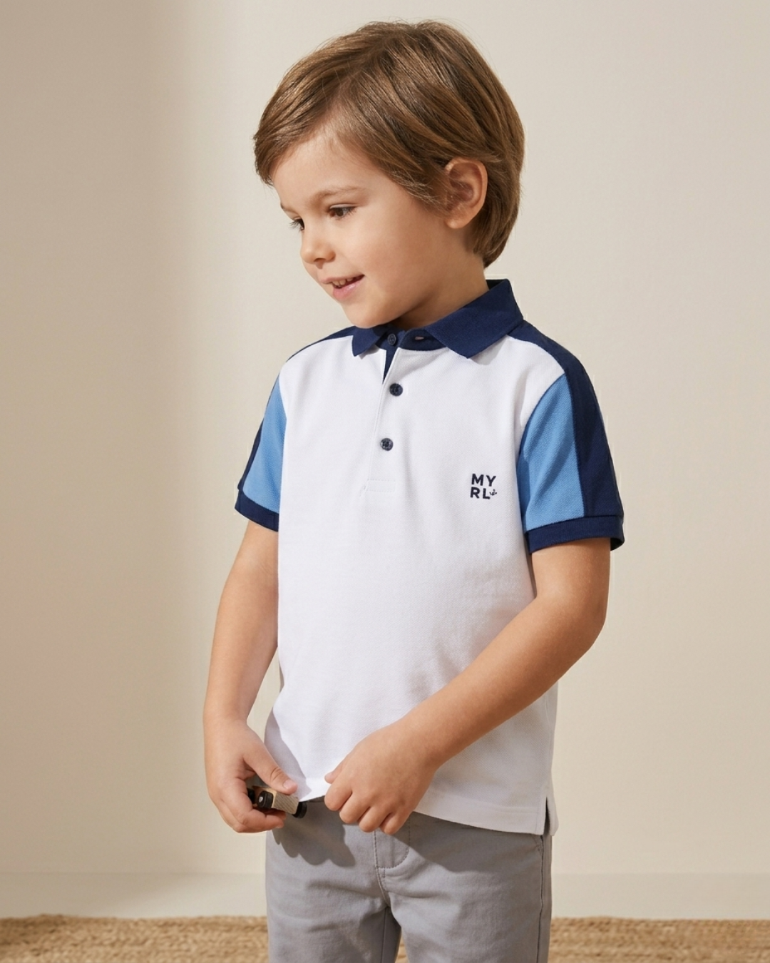 Polo blanco y azul