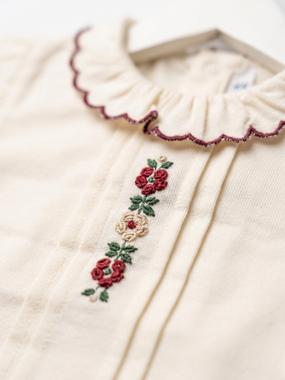 Blusa blanca con cuello y flores bordadas