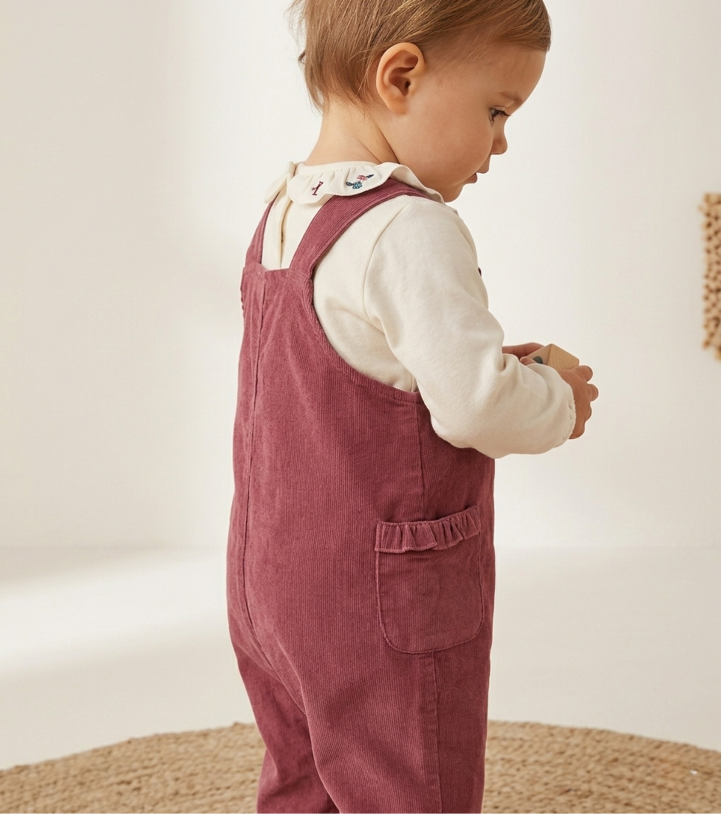 Jumper Pana con blusa blanca
