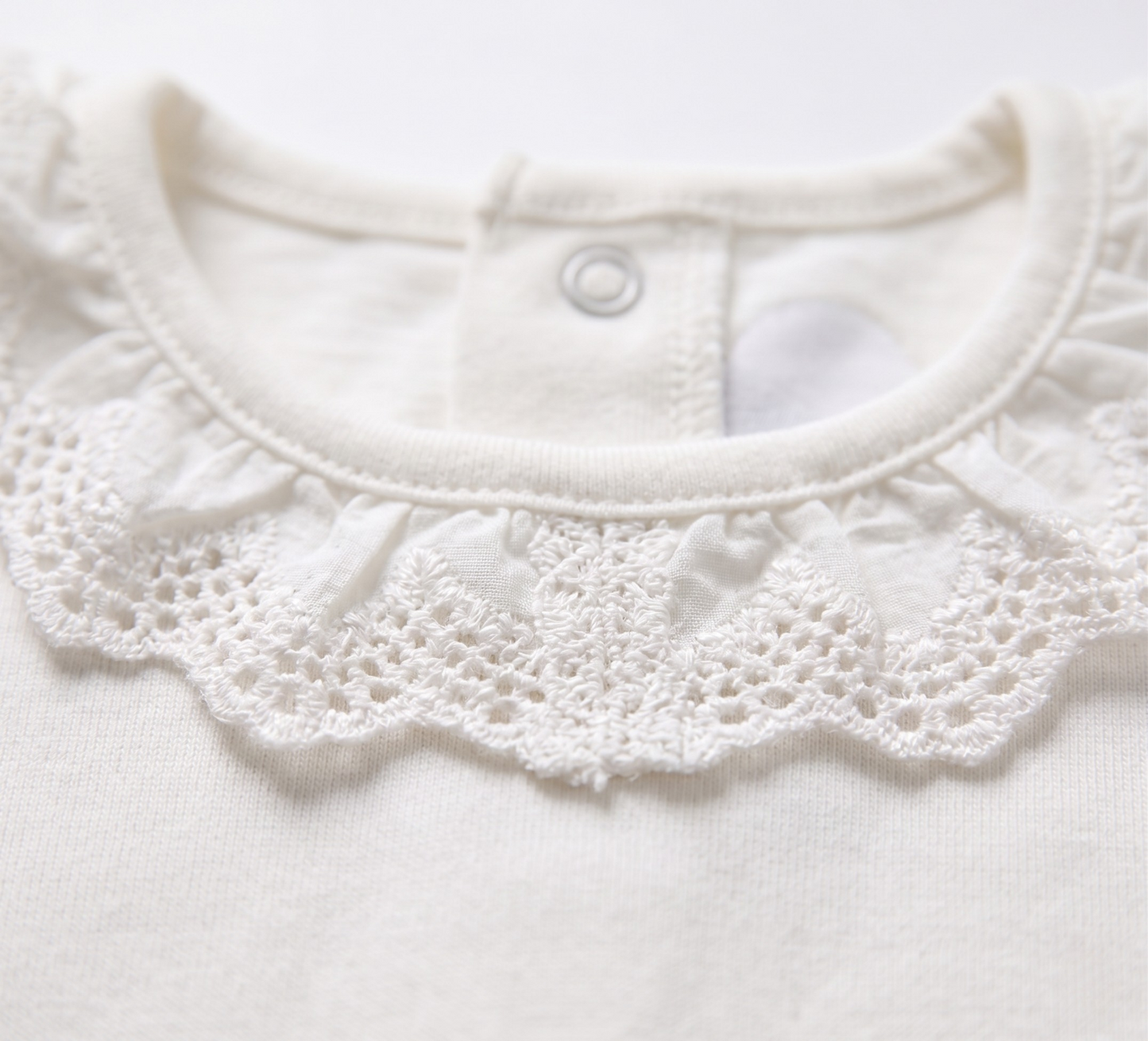 Pañalero blanco manga larga y cuello bordado