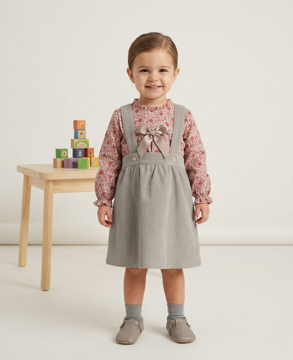 Overol pana con blusa rosa floreada