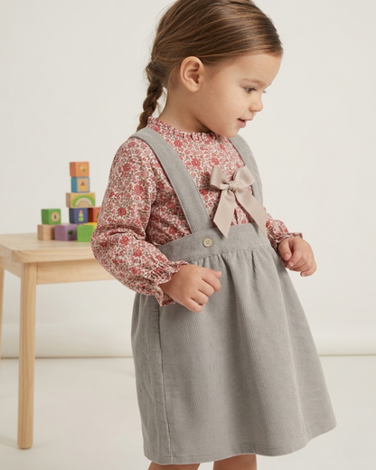 Overol pana con blusa rosa floreada