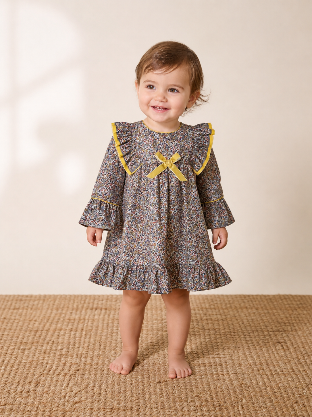 Vestido estampado con detalles amarillos