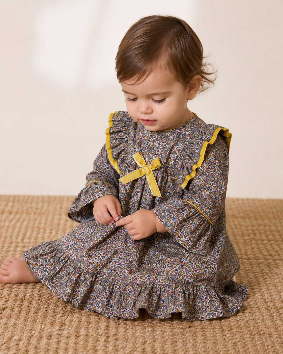 Vestido estampado con detalles amarillos