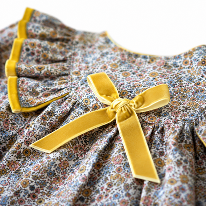 Vestido estampado con detalles amarillos