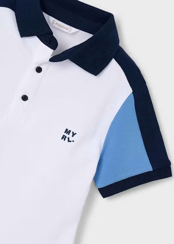 Polo blanco y azul