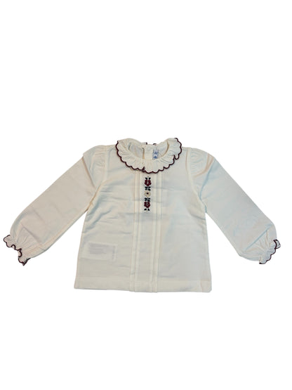 Blusa blanca con cuello y flores bordadas