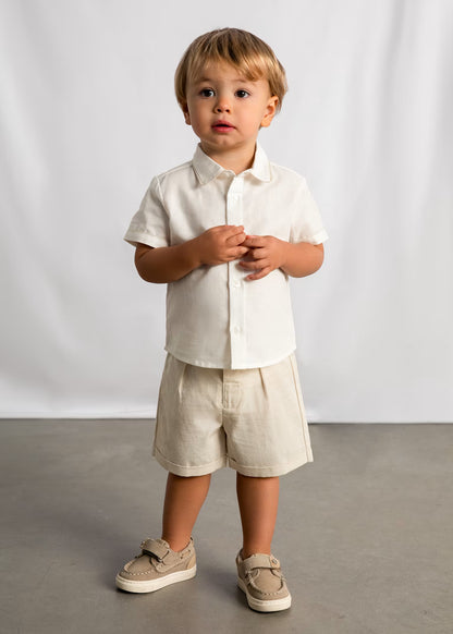 Conjunto camisa blanca y bermudas crema