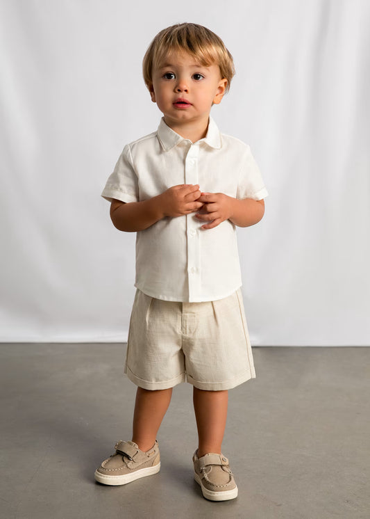 Conjunto camisa blanca y bermudas crema