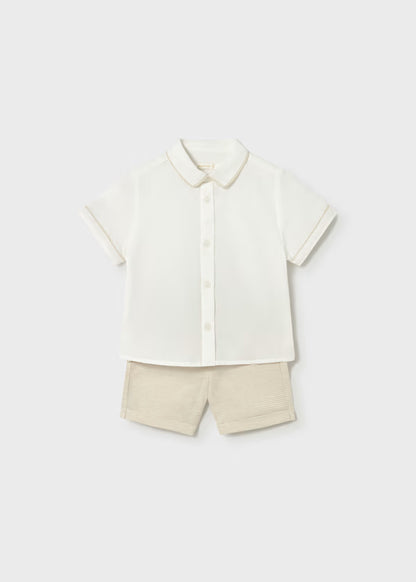 Conjunto camisa blanca y bermudas crema