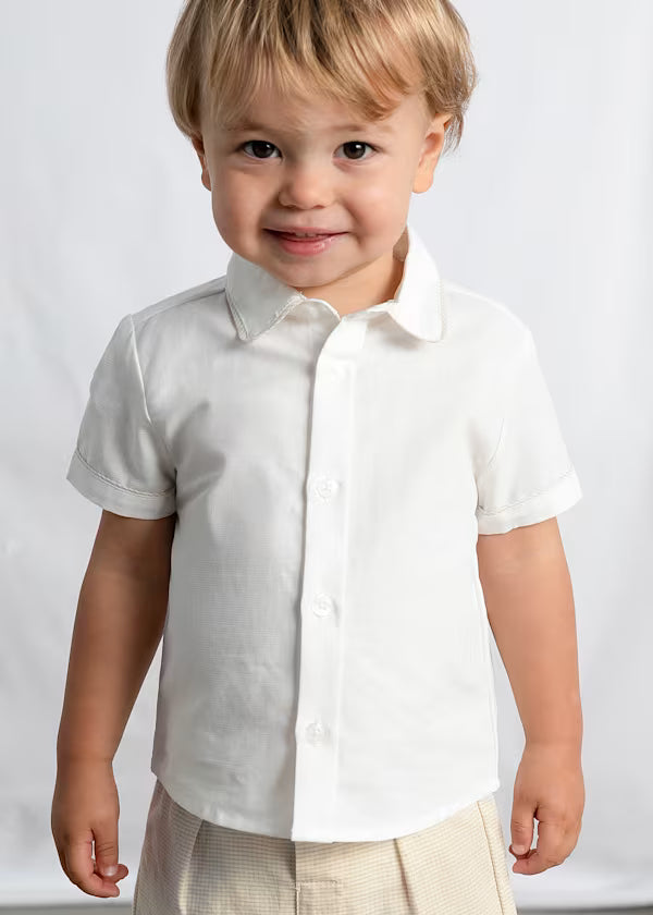 Conjunto camisa blanca y bermudas crema