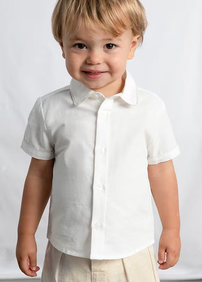 Conjunto camisa blanca y bermudas crema