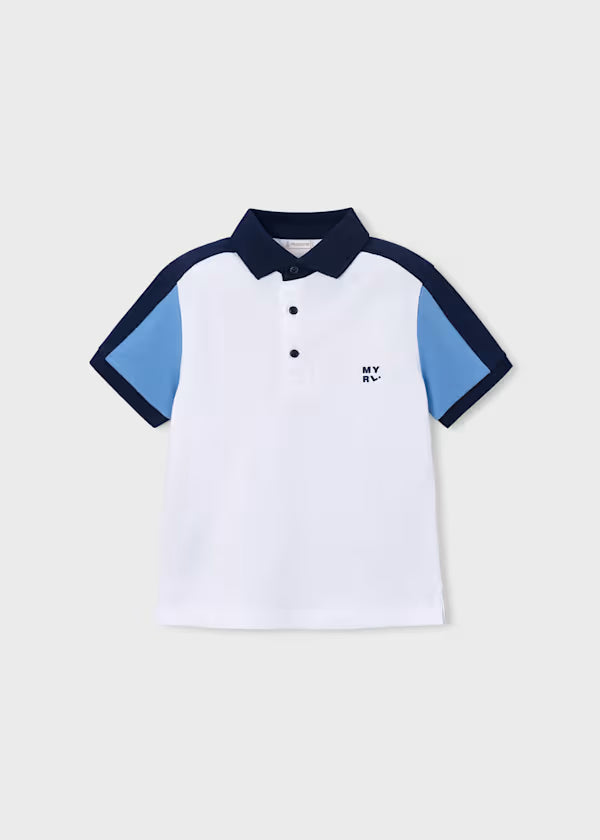 Polo blanco y azul