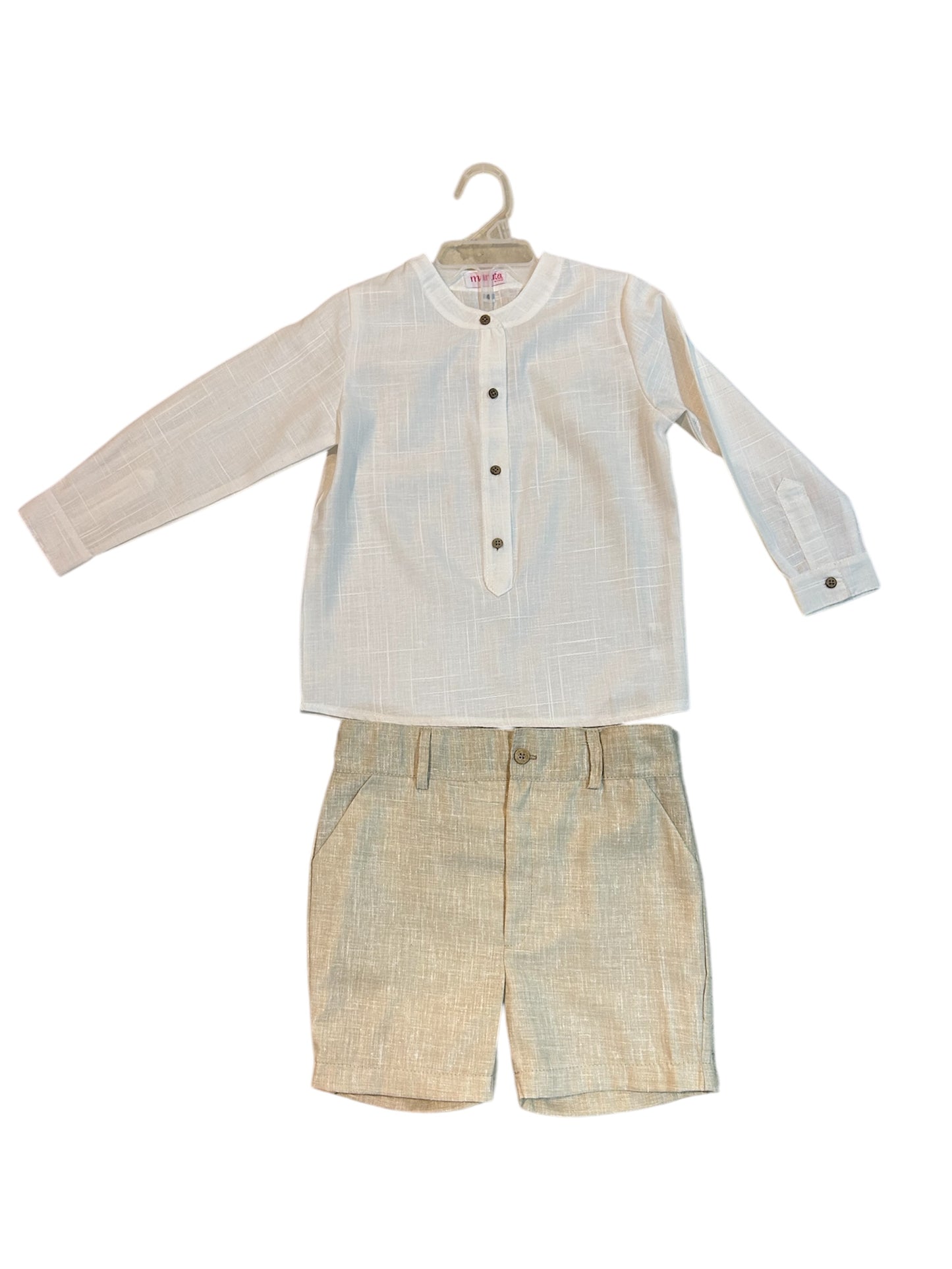 Conjunto camisa blanca manga larga y short beige