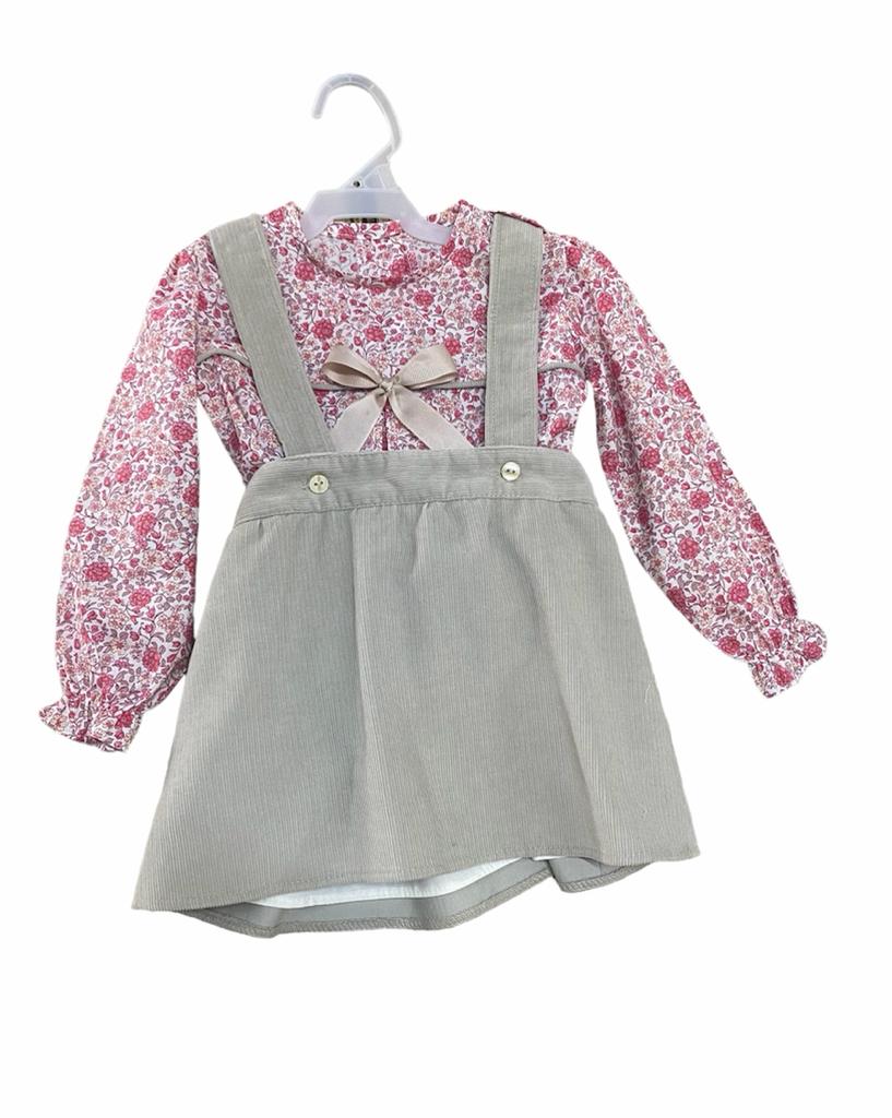 Overol pana con blusa rosa floreada